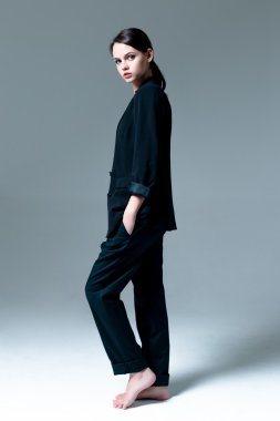 Bir ceket giyen kadın