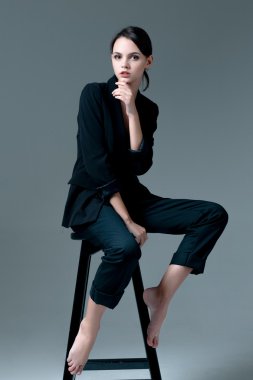 Bir ceket giyen kadın