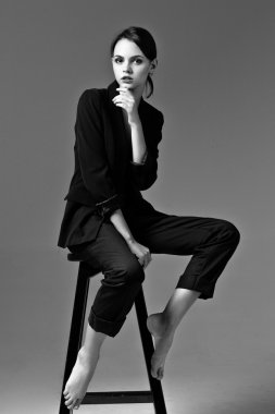 Bir ceket giyen kadın