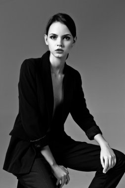 Bir ceket giyen kadın