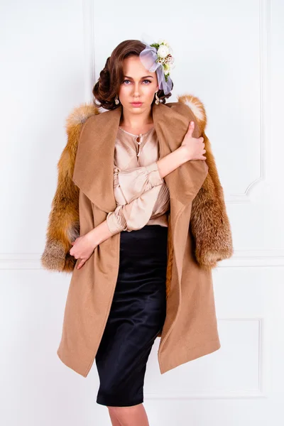 Žena na sobě kabát s kožešinou — Stock fotografie