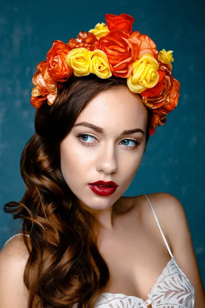 Beautiful young woman — Stock Photo, Image