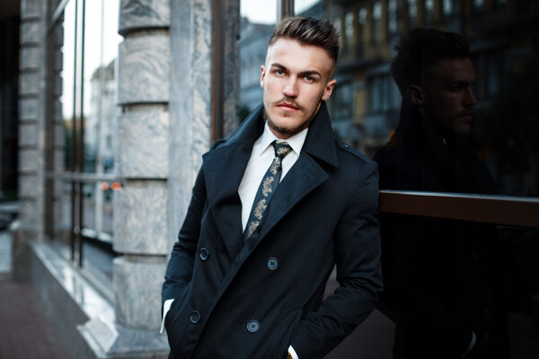 Красивый стильный мужчина
