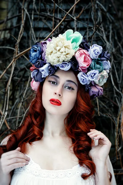 Zmysłowe kobiety w wieniec kwiatowy — Zdjęcie stockowe