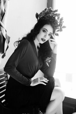 Çiçek çelenk ile model