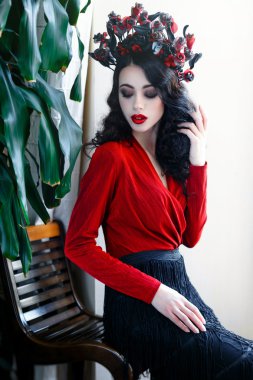 Çiçek çelenk ile model