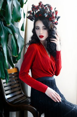 Çiçek çelenk ile model