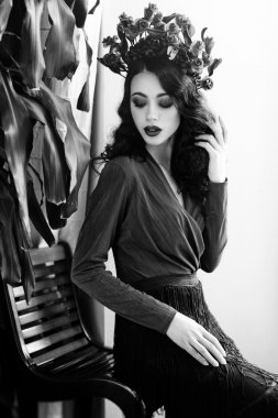 Çiçek çelenk ile model