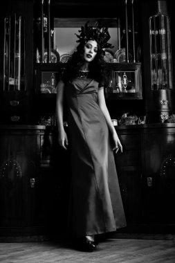 Kırmızı elbiseli kadın.