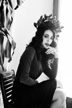 Çiçek çelenk ile model