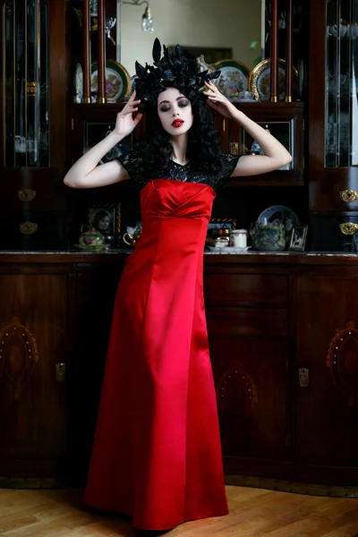 Femme portant une robe rouge — Photo