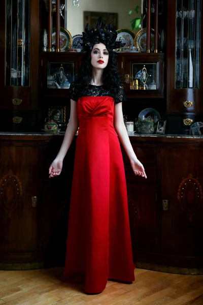 Femme portant une robe rouge — Photo