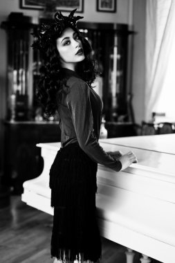 Çiçek çelenk ile model