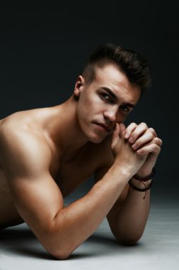 Yakışıklı bir adamın portresi.