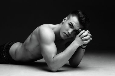 Yakışıklı bir adamın portresi.