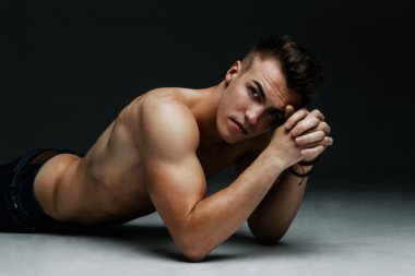 Yakışıklı bir adamın portresi.