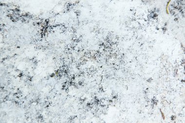 Duvardaki boya soyuluyor.