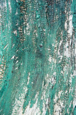 Duvardaki boya soyuluyor.