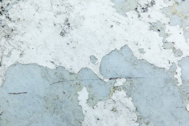 Duvardaki boya soyuluyor.