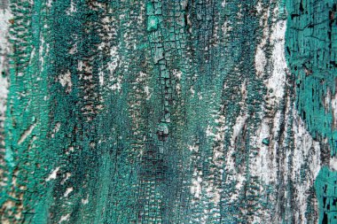 Duvardaki boya soyuluyor.