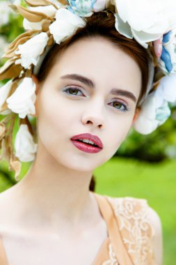 Çiçek çelenk şehvetli kadın