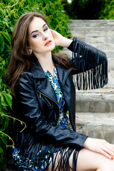 Женщина в черной кожаной куртке
