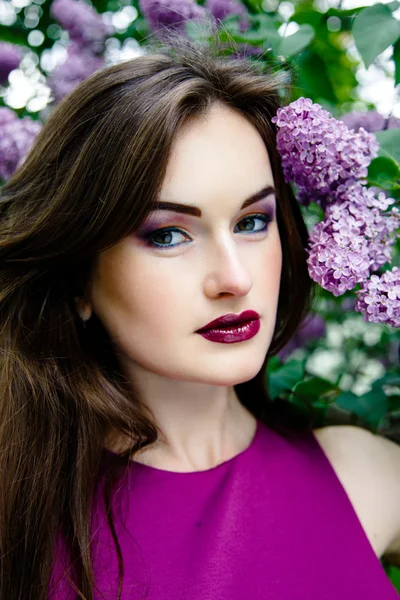 Hermosa mujer con maquillaje de moda —  Fotos de Stock