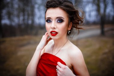 Erkek parlak kırmızı ipek katlanmış