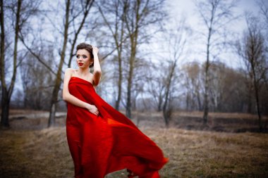 Erkek parlak kırmızı ipek katlanmış