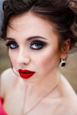 Kırmızı dudaklı kadın