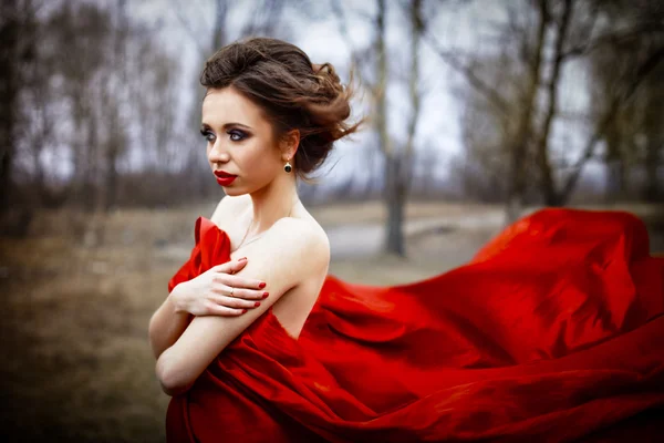 Žena v zářivě červeném hedvábí — Stock fotografie