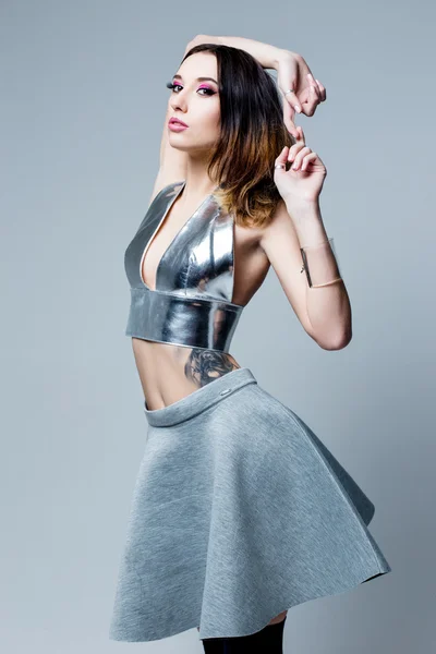 Femme en costume métallique créatif futuriste — Photo