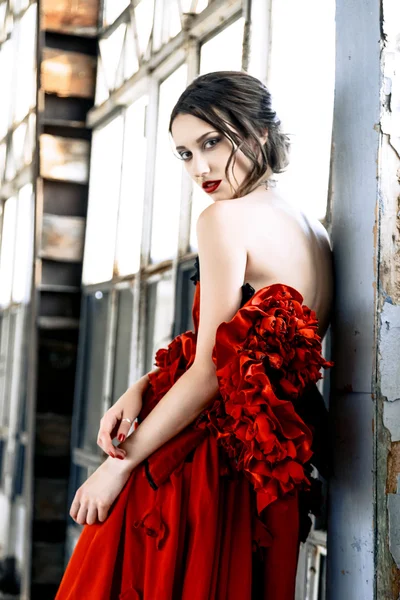 Kvinna som bär en röd klänning, — Stockfoto