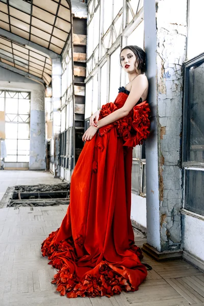 Femme portant une robe rouge , — Photo