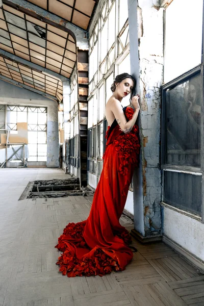 Visel egy piros ruhás nő, — Stock Fotó