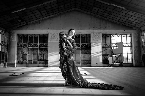 Mulher vestindo um vestido vermelho , — Fotografia de Stock