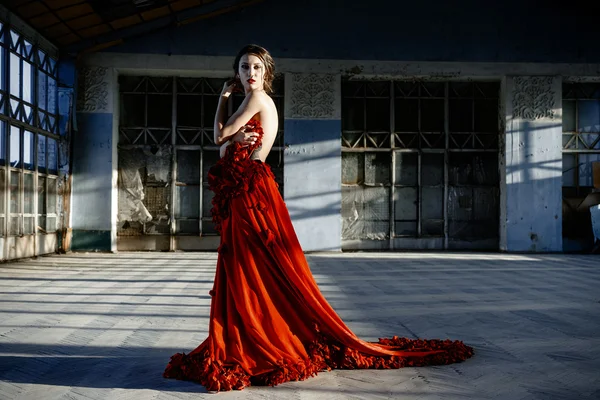 Kırmızı bir elbise giyen kadın, — Stok fotoğraf