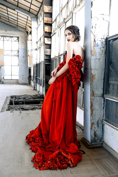 Γυναίκα, φορώντας ένα κόκκινο φόρεμα, — Φωτογραφία Αρχείου