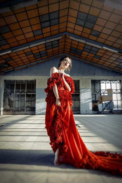 Femme portant une robe rouge , — Photo