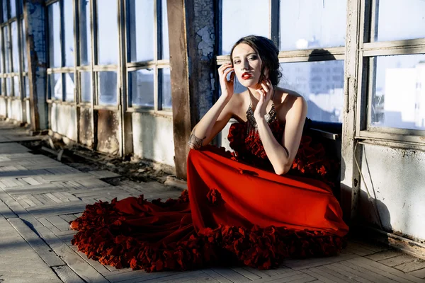 Donna che indossa un vestito rosso , — Foto Stock