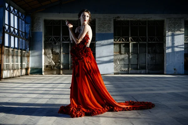 Femme portant une robe rouge , — Photo
