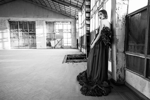 Mulher vestindo um vestido vermelho , — Fotografia de Stock