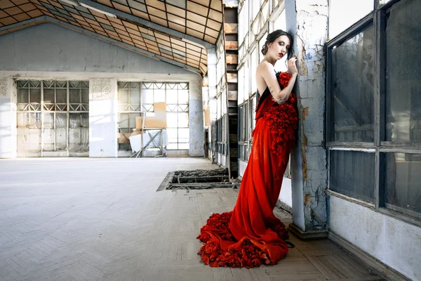 Vrouw draagt een rode jurk, — Stockfoto
