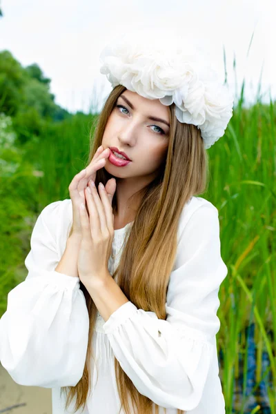 Çiçek çelenk içinde güzel bir kadın — Stok fotoğraf