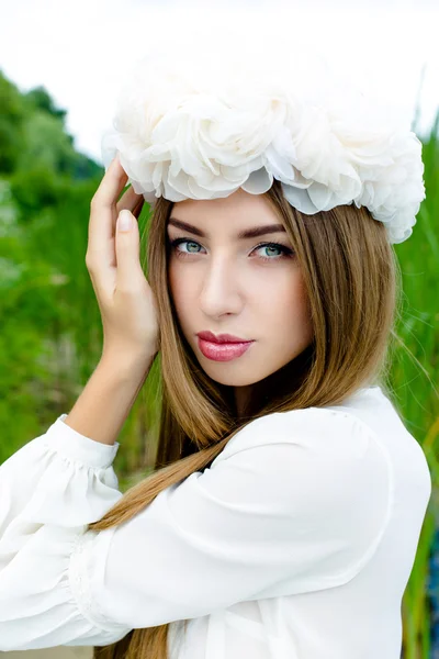 Beautiful woman in floral wreath — Stock Photo, Image