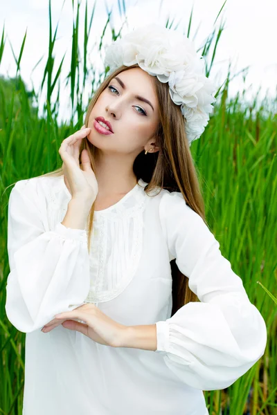 Mooie vrouw in bloemen krans — Stockfoto