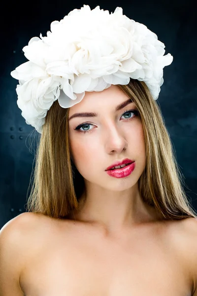 Mulher sensual em coroa floral — Fotografia de Stock