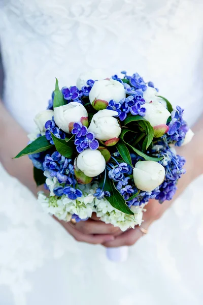 Strauß blauer und weißer Blumen — Stockfoto