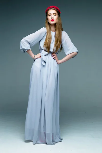 Uzun saçlı kadın elbise — Stok fotoğraf