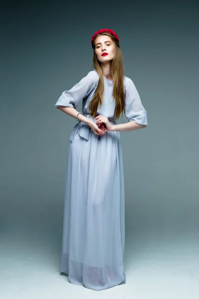 Uzun saçlı kadın elbise — Stok fotoğraf